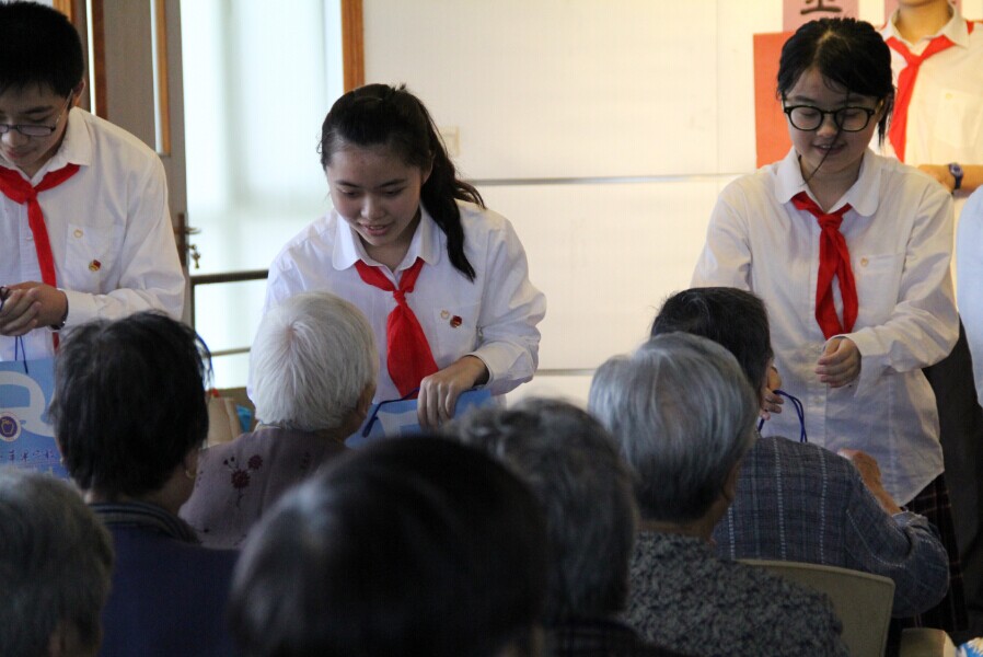學生給老人送上重陽糕